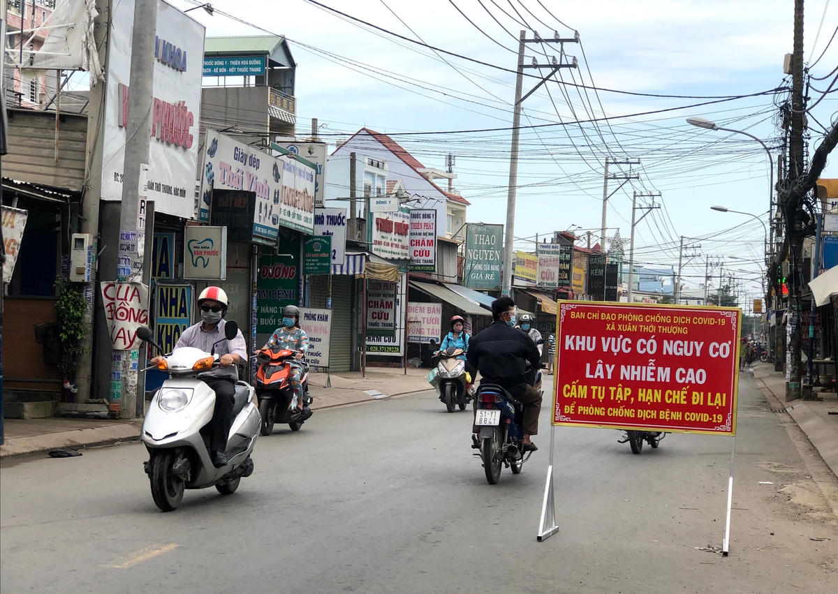 Nhiều biển báo bằng sắt đặt lòng đường nhằm hạn chế lưu thông