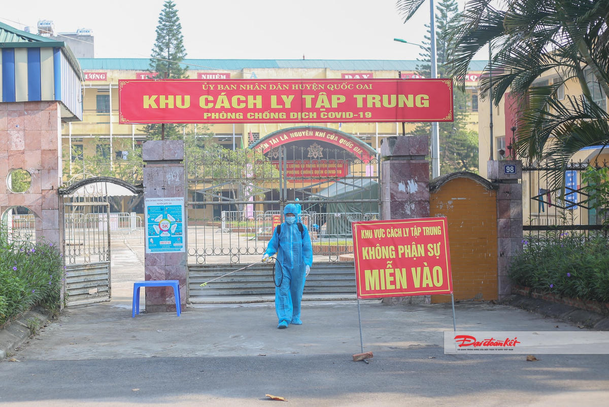 Hiện, khu cách ly tập trung của huyện Quốc Oai đang được nhân viên y tế phun khử khuẩn. Huyện Quốc Oai cũng khuyến cáo người dân cần thực hiện nghiêm quy định 5K, chủ động phòng chống dịch.