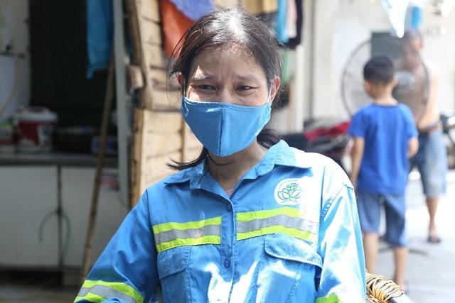 Rạng sáng ngày 3/8, chị Trâm bị một nhóm thanh niên 4 người cướp xe máy trong lúc đang làm việc trên đường Đại Mỗ, Nam Từ Liêm. Ảnh: Lê Khánh.