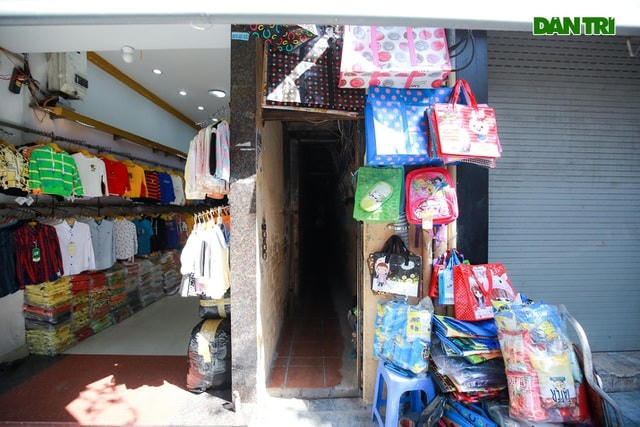 Ngõ nhỏ không chỉ là lối đi mà còn là nơi kinh doanh đủ loại hình khác nhau như: Khách sạn, homestay, buôn bán lẻ các mặt hàng quần áo, đồ gia dụng, trang sức…  