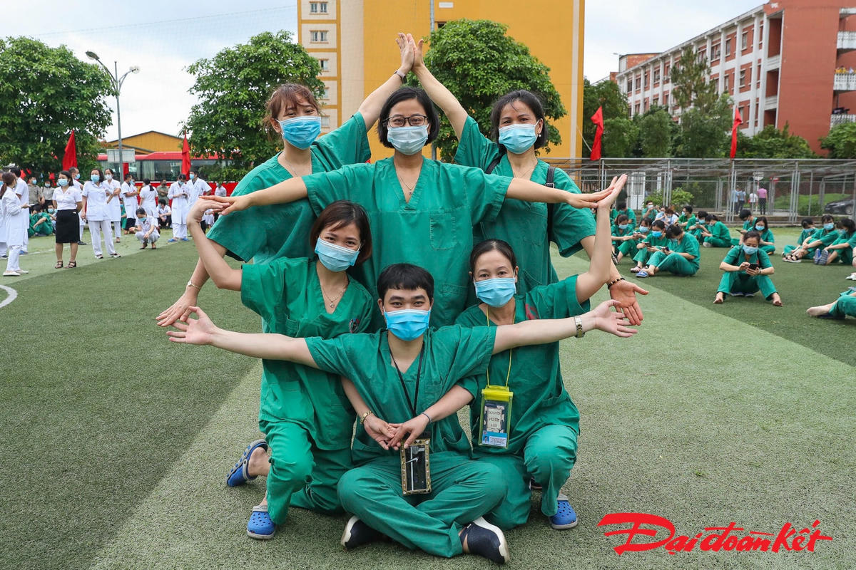 [ẢNH] 200 nhân viên y tế Quảng Ninh lên đường hỗ trợ Bắc Giang chống dịch