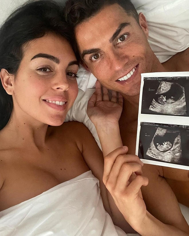Ronaldo thông báo tin vui cùng bức ảnh siêu âm của 2 em bé.