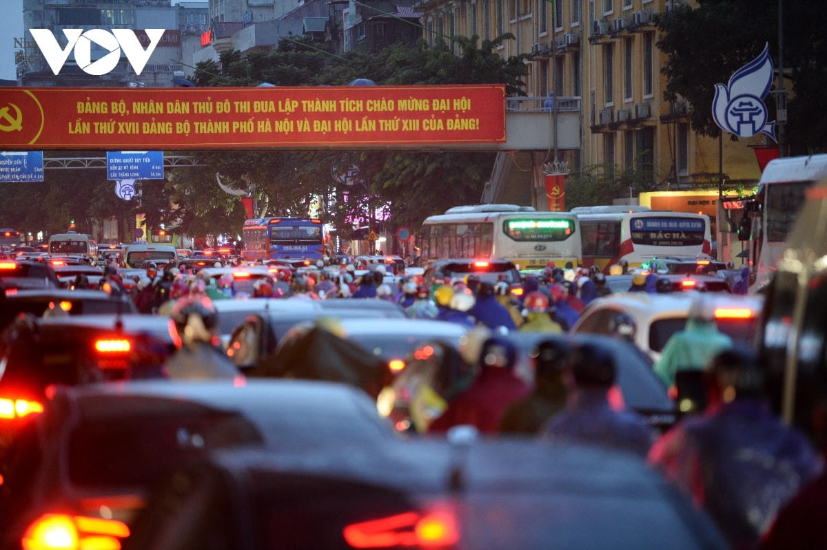 Có điểm dòng người quá đông vào giờ tan tầm chiều tạo thành "biển người" trên đường.
