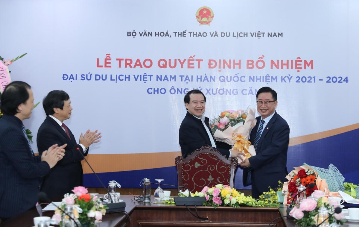 Lãnh đạo Tổng cục Du lịch chúc mừng Đại sứ Lý Xương Căn.