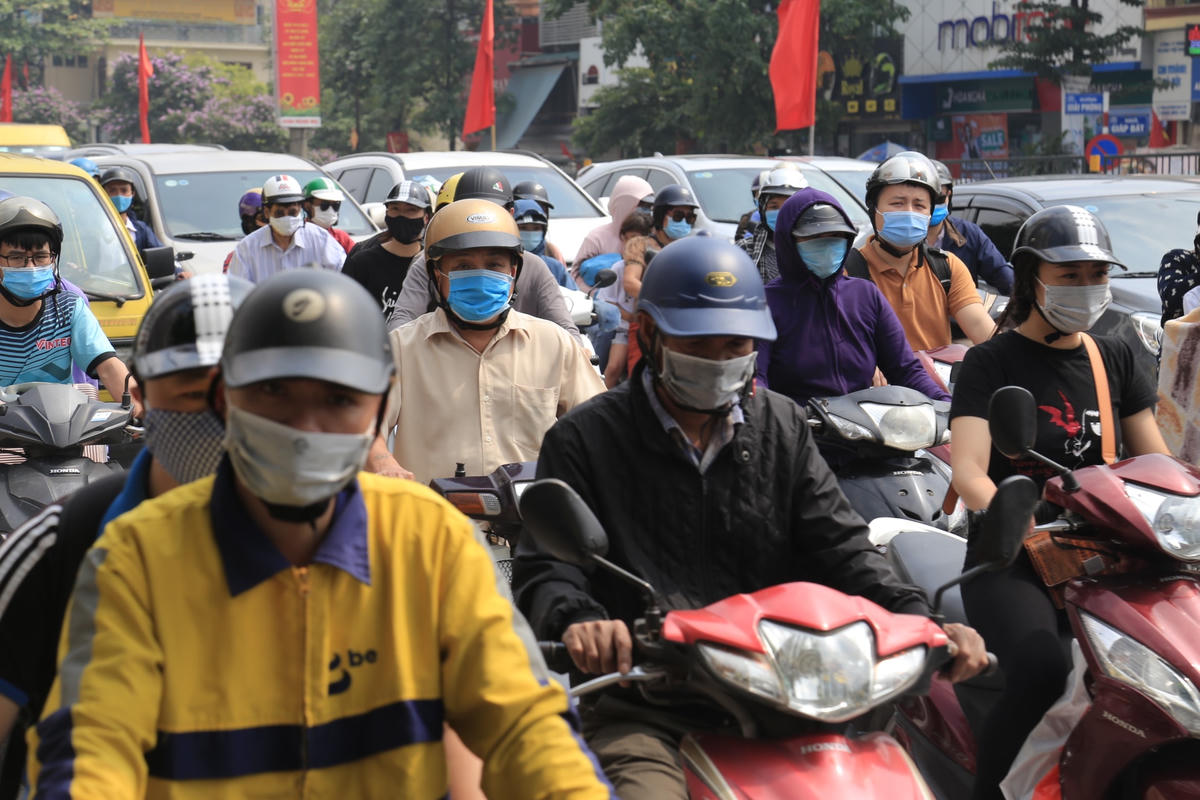 Trước cổng bến xe Nước Ngầm xảy ra tình trạng ùn tắc kéo dài.