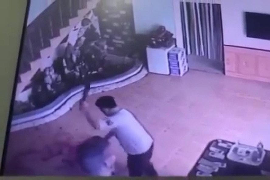 Người phụ nữ bị chém nhiều nhát trong nhà nghỉ ở Ninh Bình.