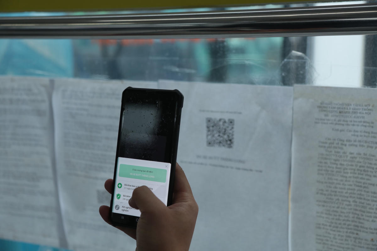Hành khách đều phải quét mã QR khai báo y tế khi đi xe buýt.