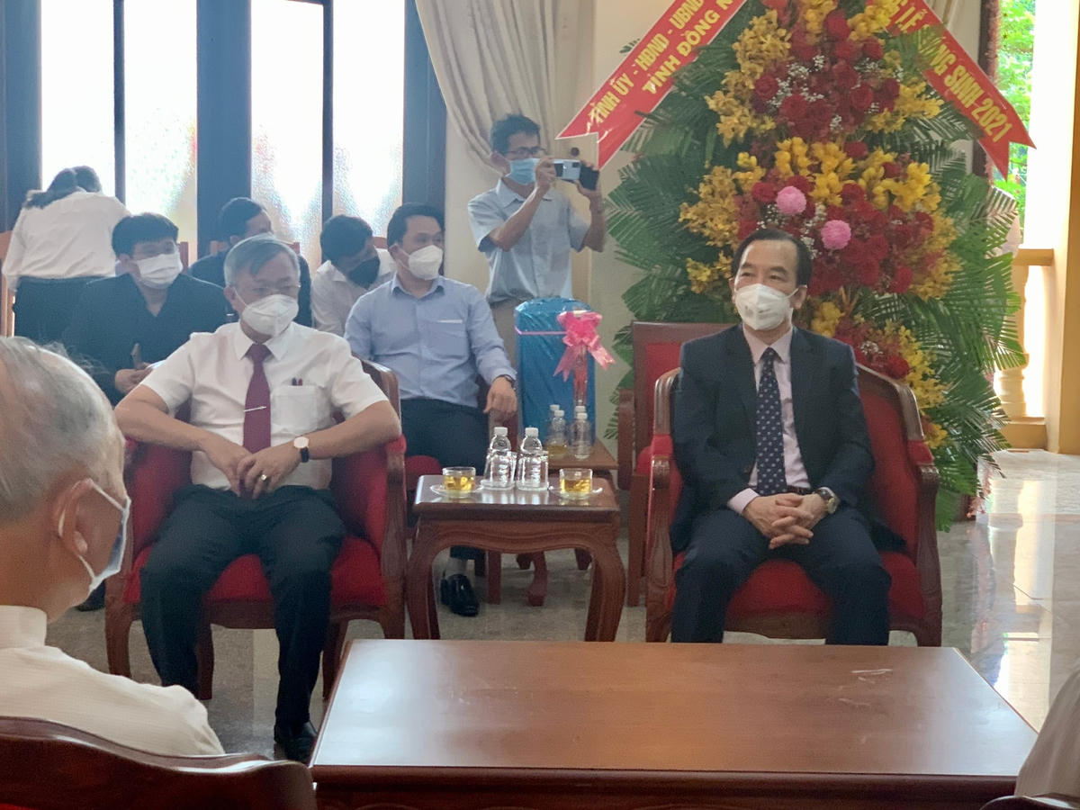 Phó chủ tịch Ủy ban Trung ương MTTQ Việt Nam Ngô Sách Thực (bên phải) tham dự buổi thăm chúc mừng giáng sinh tại Tòa Giám mục Giáo phận Xuân Lộc.