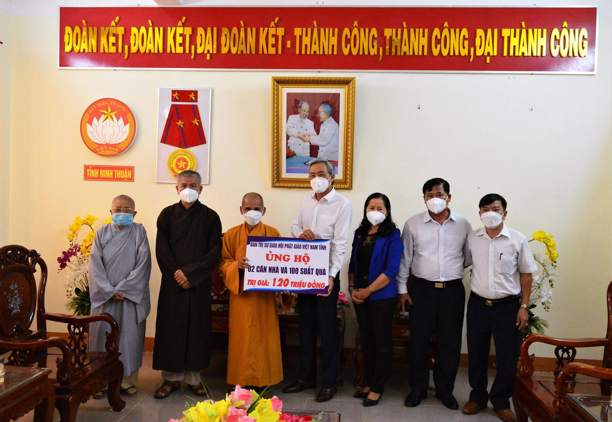 Ban Trị sự Giáo hội Phật giáo Việt Nam tỉnh Ninh Thuận ủng hộ 2 căn nhà Đại Đoàn Kết và 100 suất quà trị giá 120 triệu đồng cho Uỷ ban MTTQ Việt Nam tỉnh Ninh Thuận.