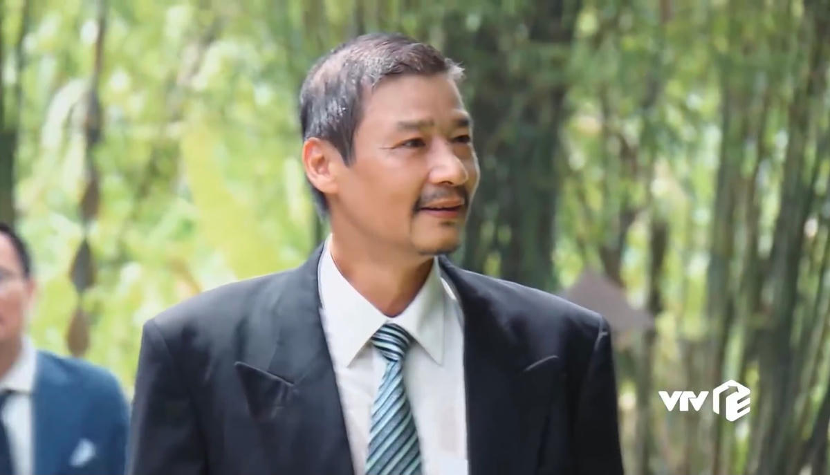 Ông Sinh ăn mặc chỉnh tề tới dự đám cưới của Nam, liệu ông có dẫn con gái vào lễ đường như đã hứa. Ảnh: CMH.