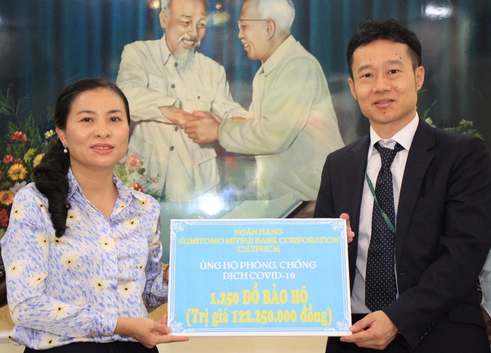 Bà Phan Kiều Thanh Hương, Phó Chủ tịch Ủy ban MTTQ Việt Nam Thành phố tiếp nhận ủng hộ đồ bảo hộ phục vụ công tác phòng, chống dịch Covid-19.