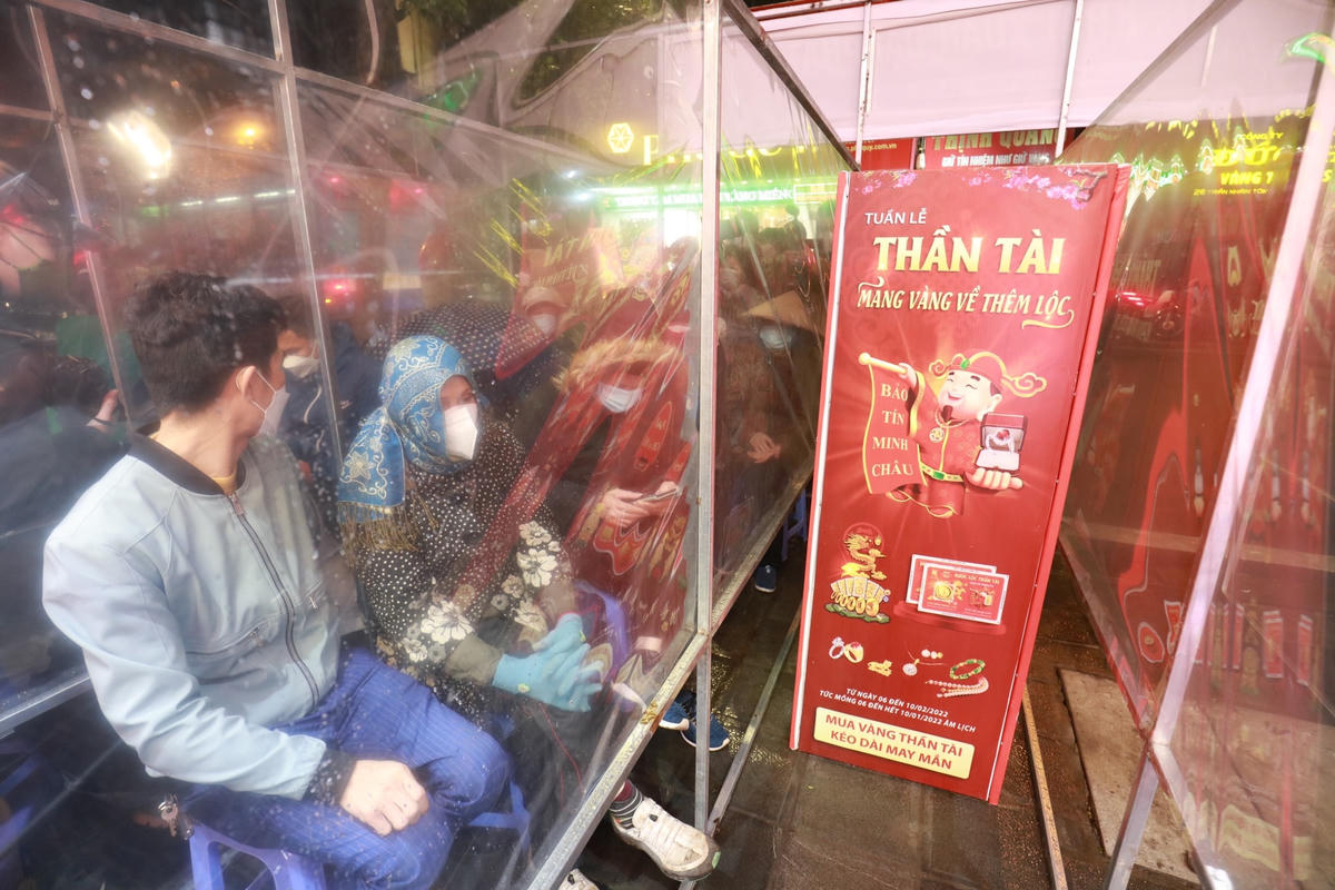 Trong khi đó, tại "phố vàng" Trần Nhân Tông có người còn xếp hàng từ 3h sáng để chờ mua vàng.