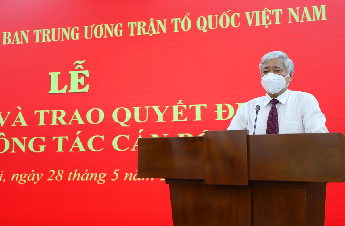 Bí thư Trung ương Đảng, Chủ tịch UBTƯ MTTQ Việt Nam Đỗ Văn Chiến chúc mừng các công chức nhận nhiệm vụ mới.