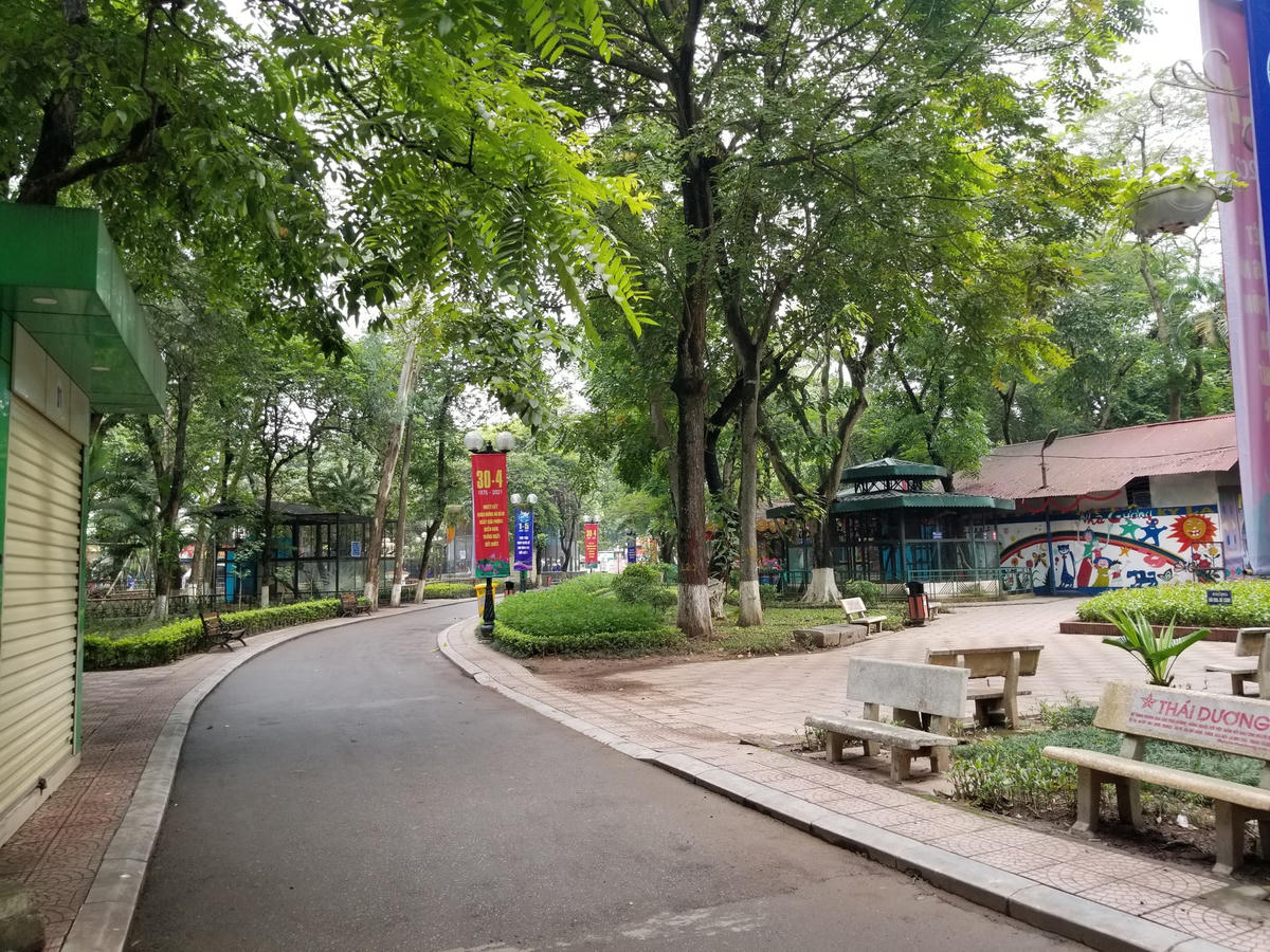Khoảng 9h vẫn, công viên Thủ Lệ vẫn vắng bóng người.