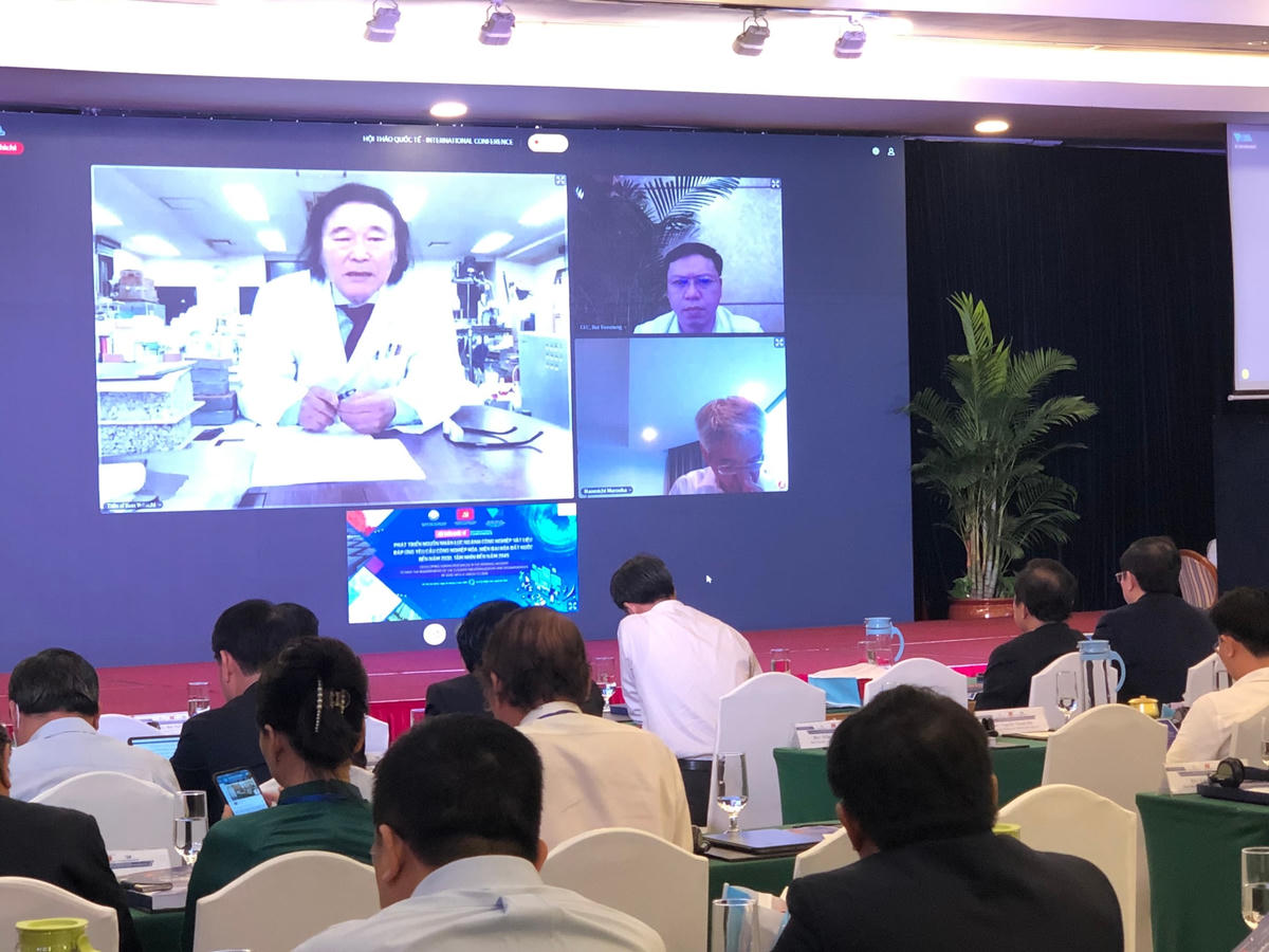 Tiến sĩ khoa học Kon Yohichi, Viện trưởng viện Nghiên cứu tại Công ty CP hóa học kim loại Tokyo (Nhật Bản) chia sẻ tại Hội thảo quốc tế qua không gian trực tuyến.