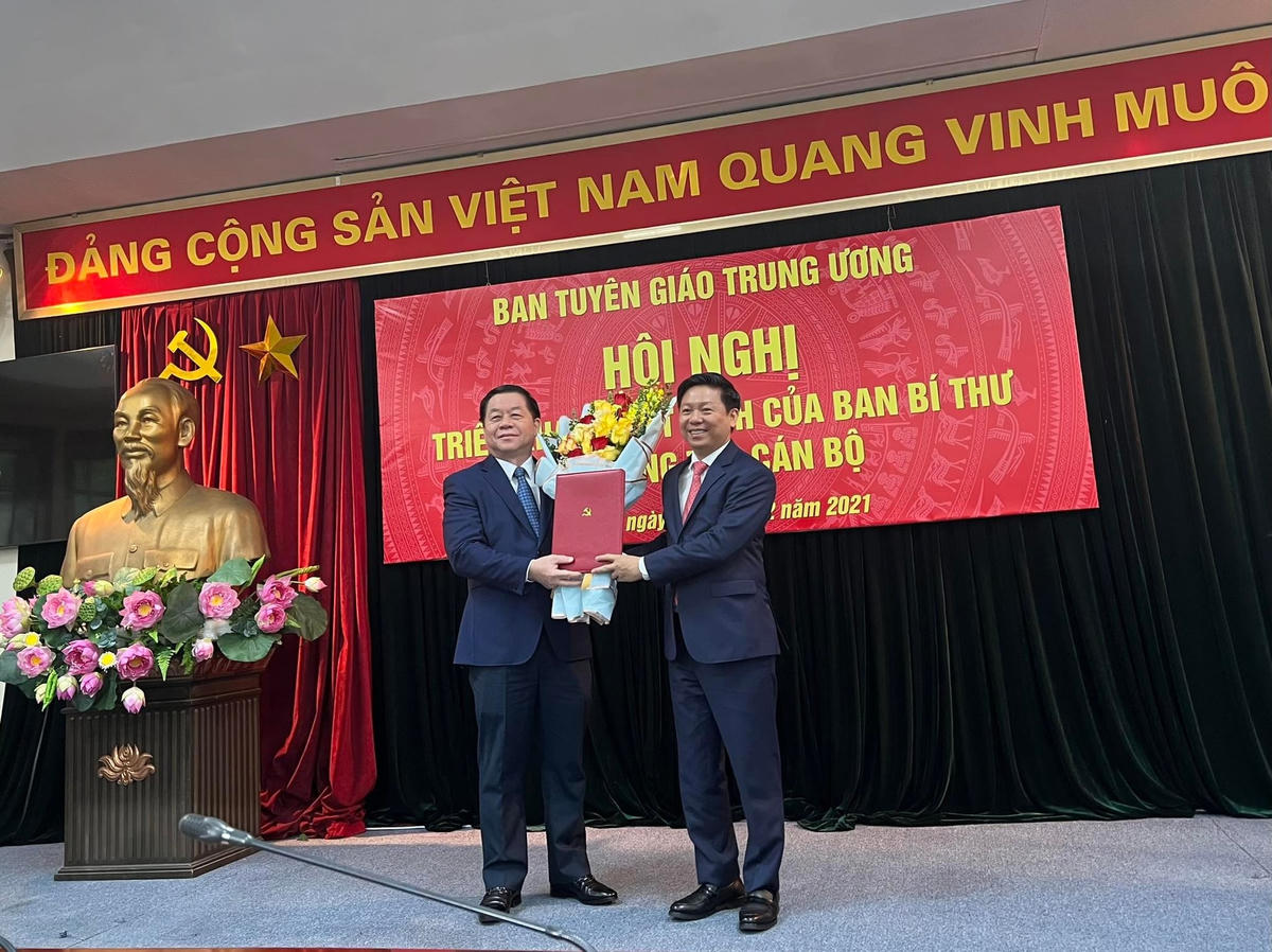 Trưởng ban Tuyên giáo Trung ương Nguyễn Trọng Nghĩa trao quyết định và chúc mừng ông Trần Thanh Lâm.