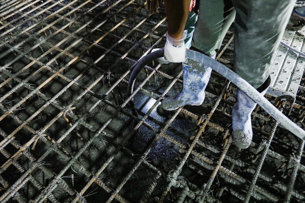 Trong những ngày nắng nóng,  phải làm việc dưới hầm nóng bức khiến cho công việc trở nên rất vất vả.