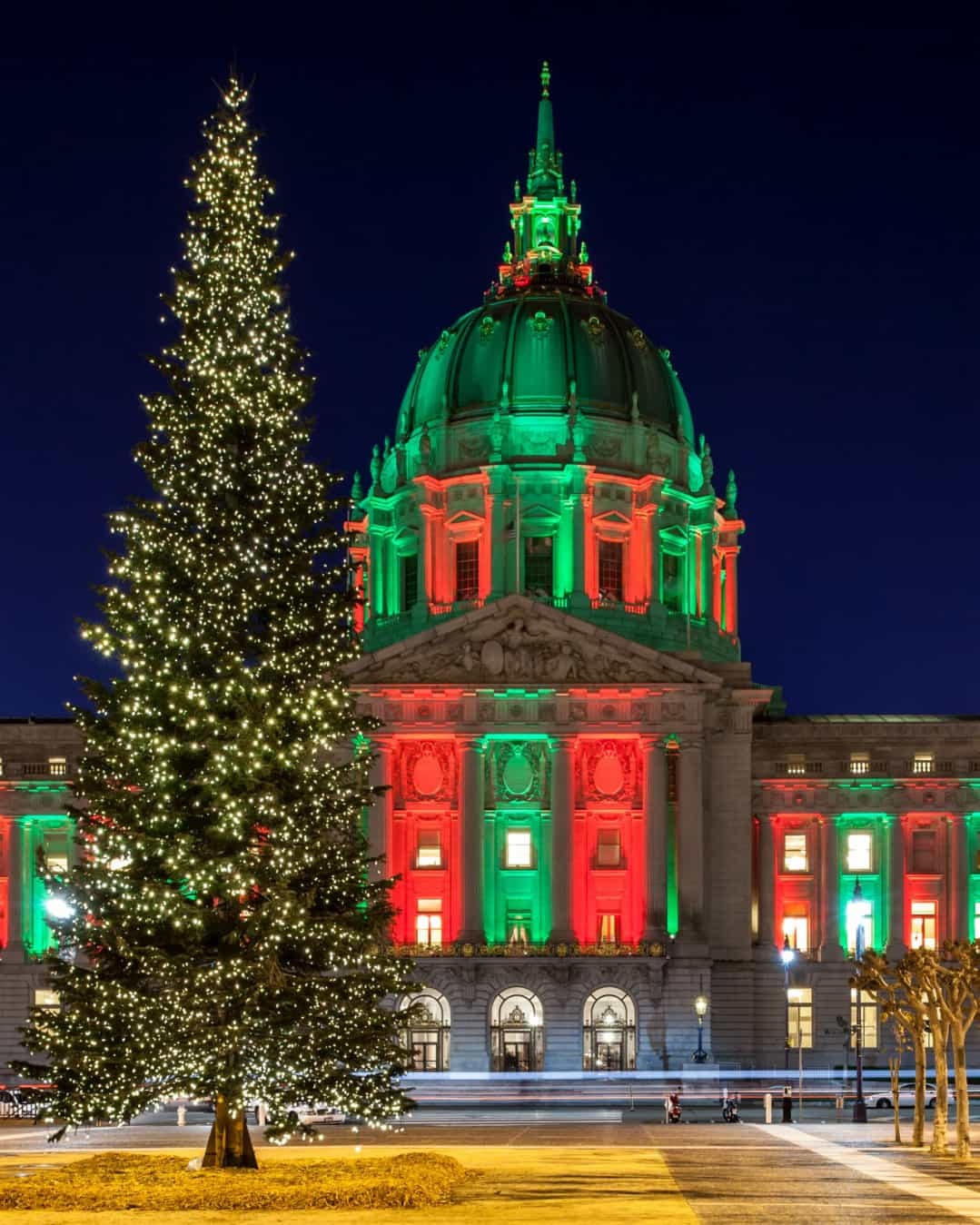 Hoa Kỳ - Tòa thị chính hùng vĩ của San Francisco ngập trong ánh sáng xanh đỏ để bổ sung cho màu sắc của cây thông Noel của thành phố.