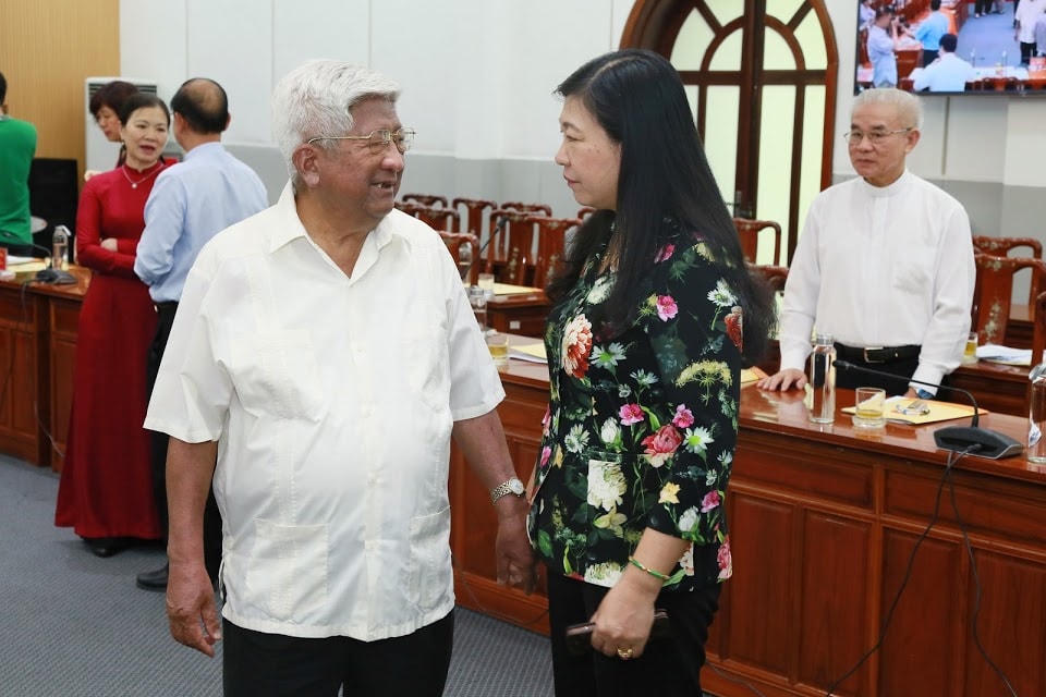 Nguyên Chủ tịch UBTƯ MTTQ Việt Nam Phạm Thế Duyệt trao đổi với đại biểu bên lề Hội nghị. Ảnh: Quang Vinh.
