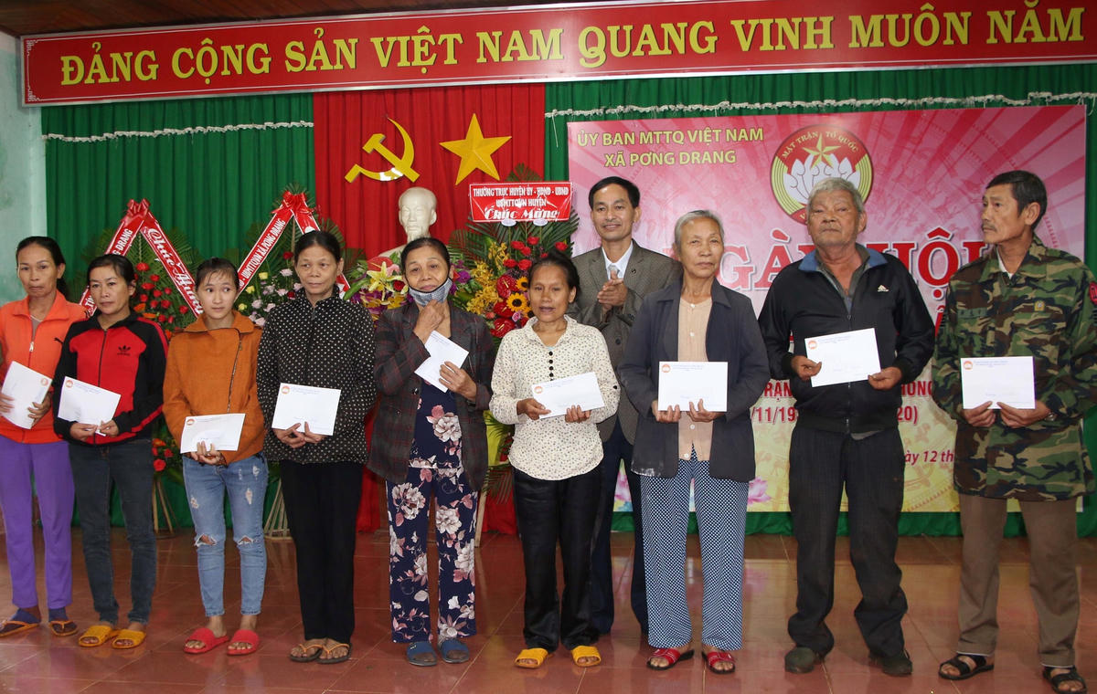 Tặng quà cho các hộ nghèo, có hoàn cảnh đặc biệt khó khăn tại xã Pơng Drang.