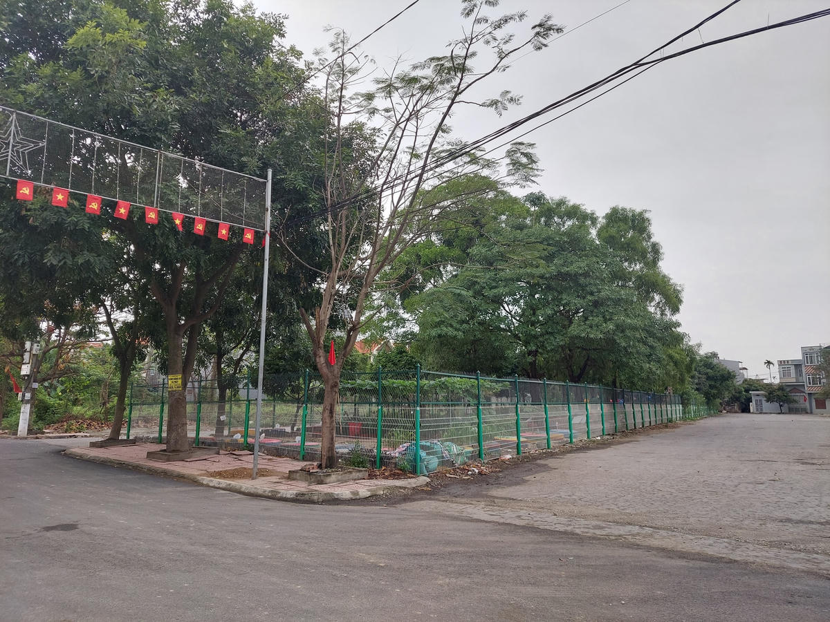Mới chủ trương xã hội hóa đầu tư, doanh nghiệp đã rào chắn, quản lý cả nghìn m2 đất công ngay sát trụ sở UBND phường.  