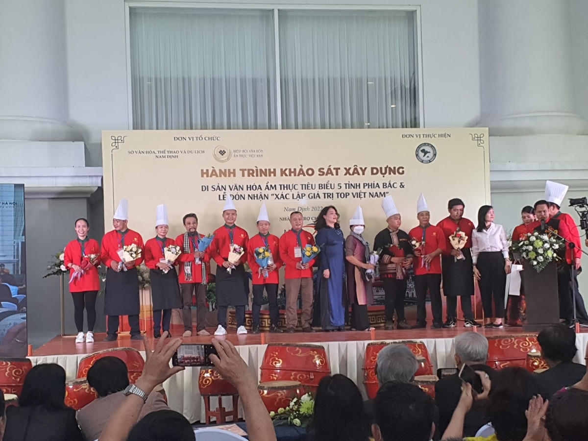 Nhà tài trợ cùng đơn vị tổ chức tôn vinh các nghệ nhân ẩm thực.
