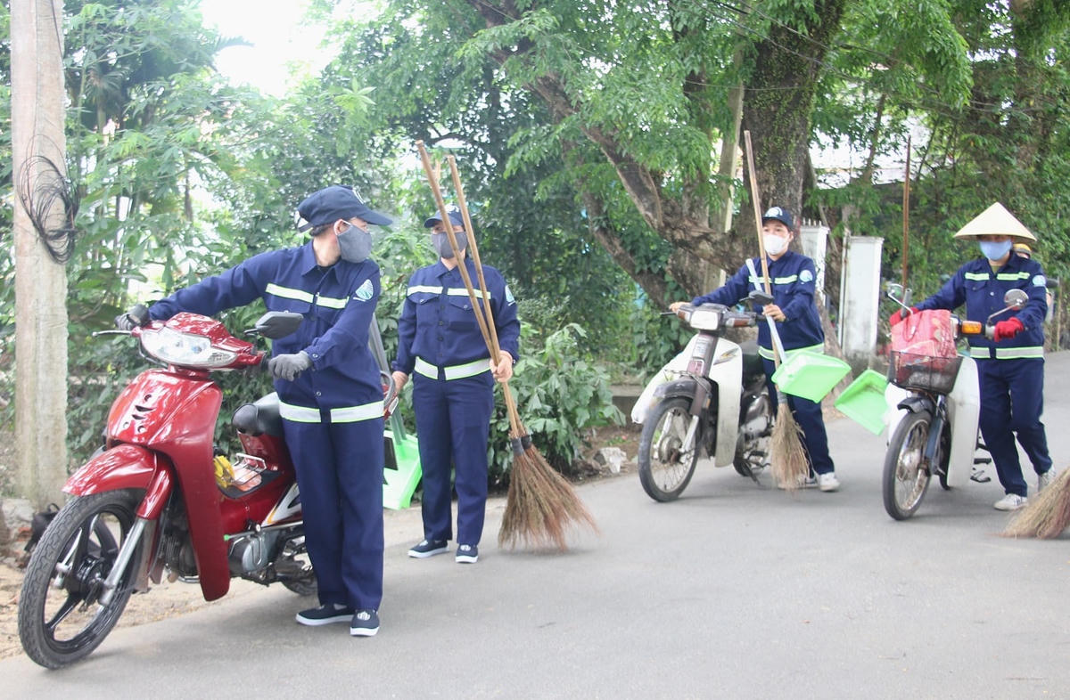 Chị em ra về vui vẻ khi đã hoàn thành nhiệm vụ.
