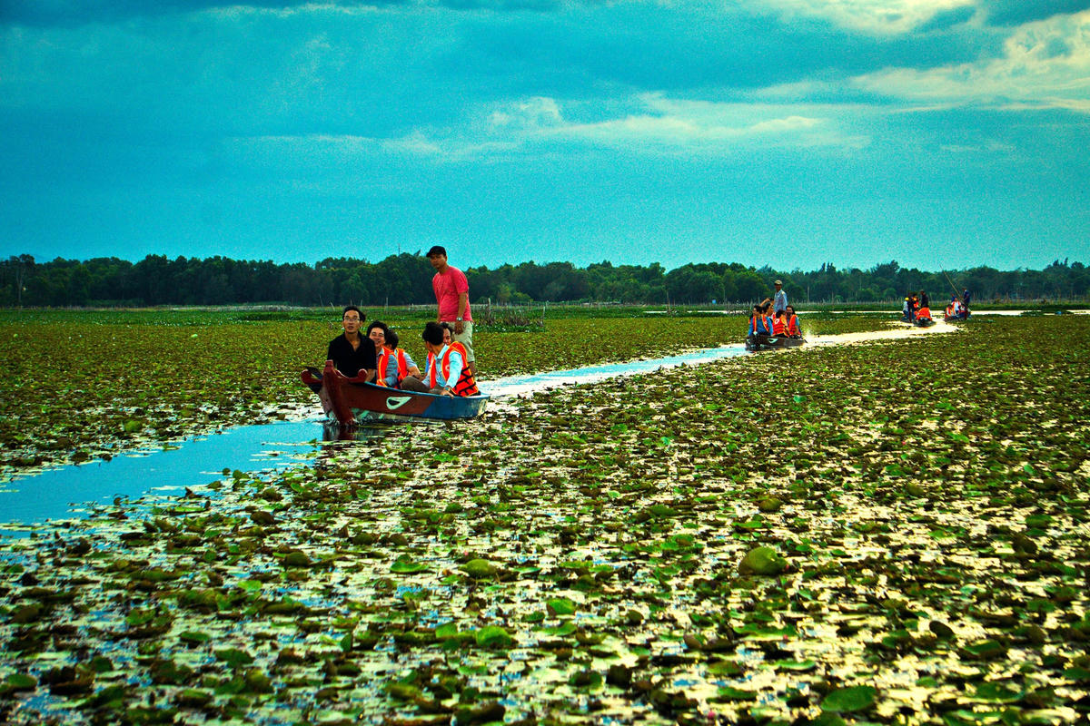 Đưa đón khách bằng thuyền trải nghiệm trên sông Đầm.