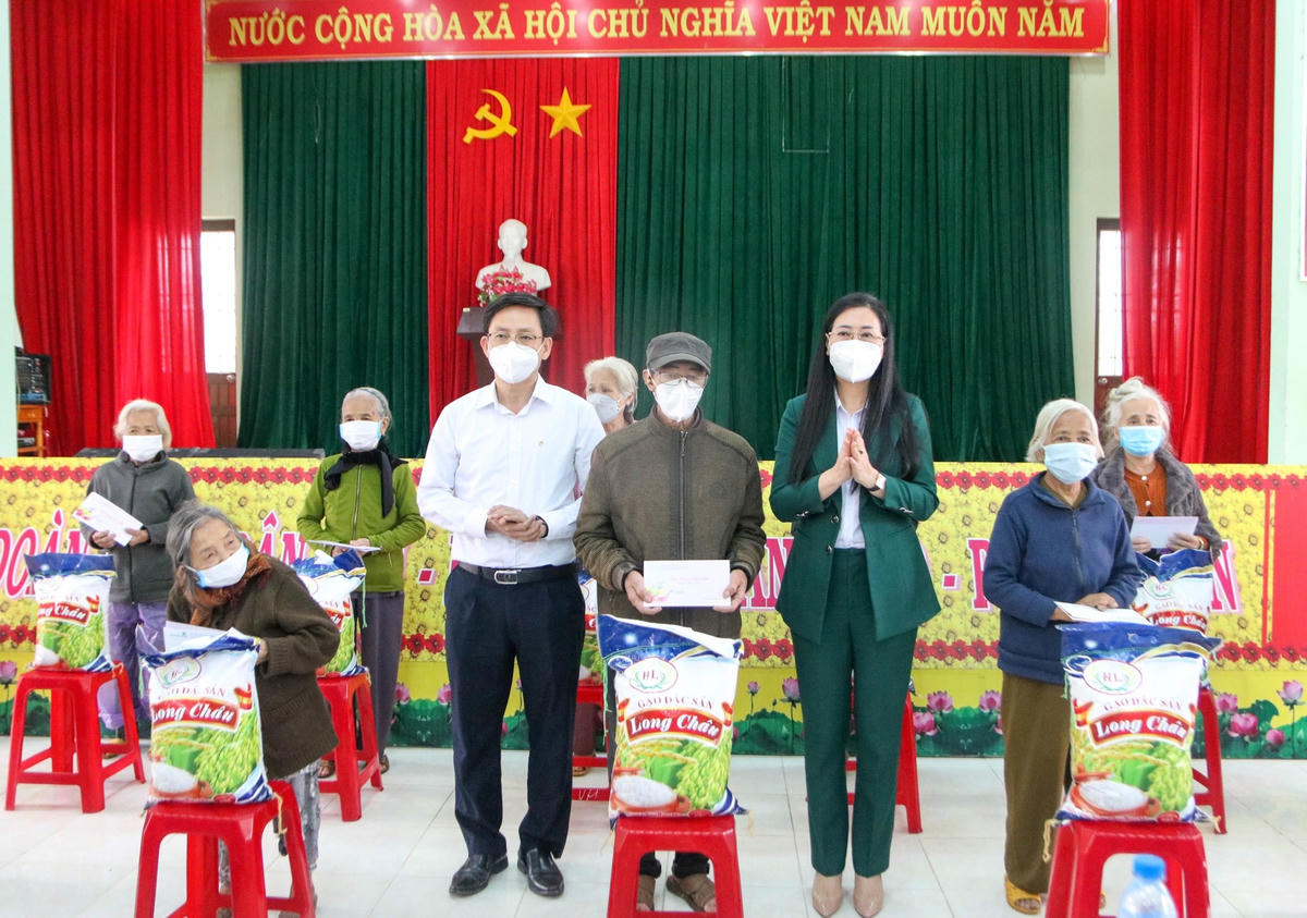 Ủy viên Trung ương Đảng, Bí thư Tỉnh ủy Quảng Ngãi Bùi Thị Quỳnh Vân trao quà Tết cho các gia đình khó khăn.