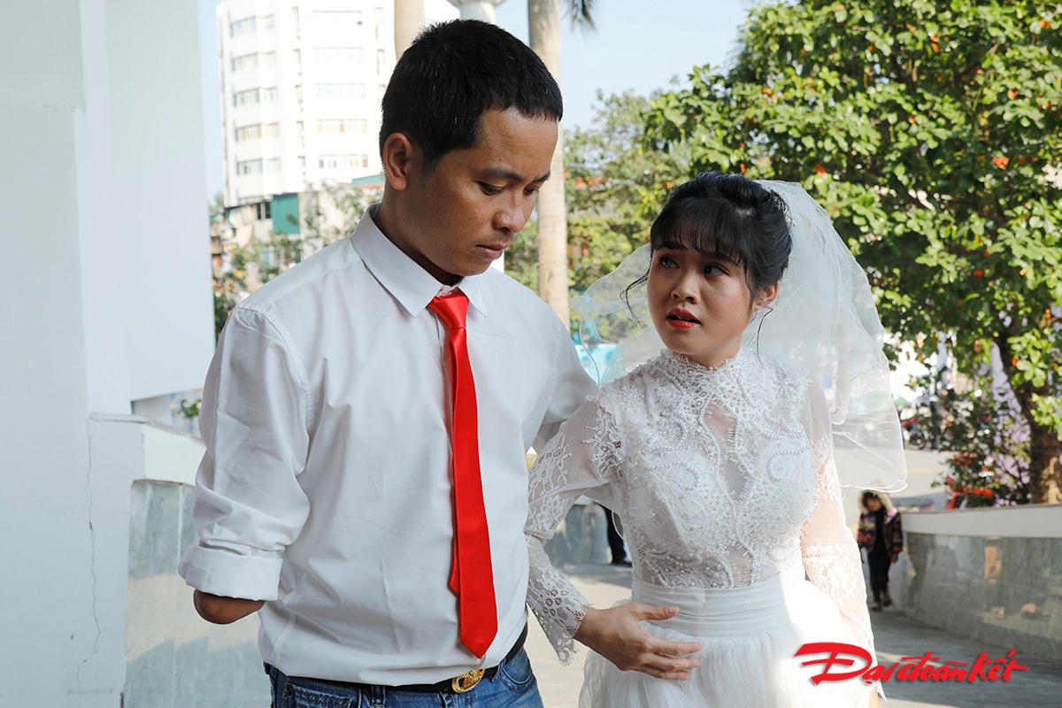 Anh chị Trương Xuân Lâm chị Nguyễn Thị Hoa rạng rỡ trong Lễ cưới tập thể.