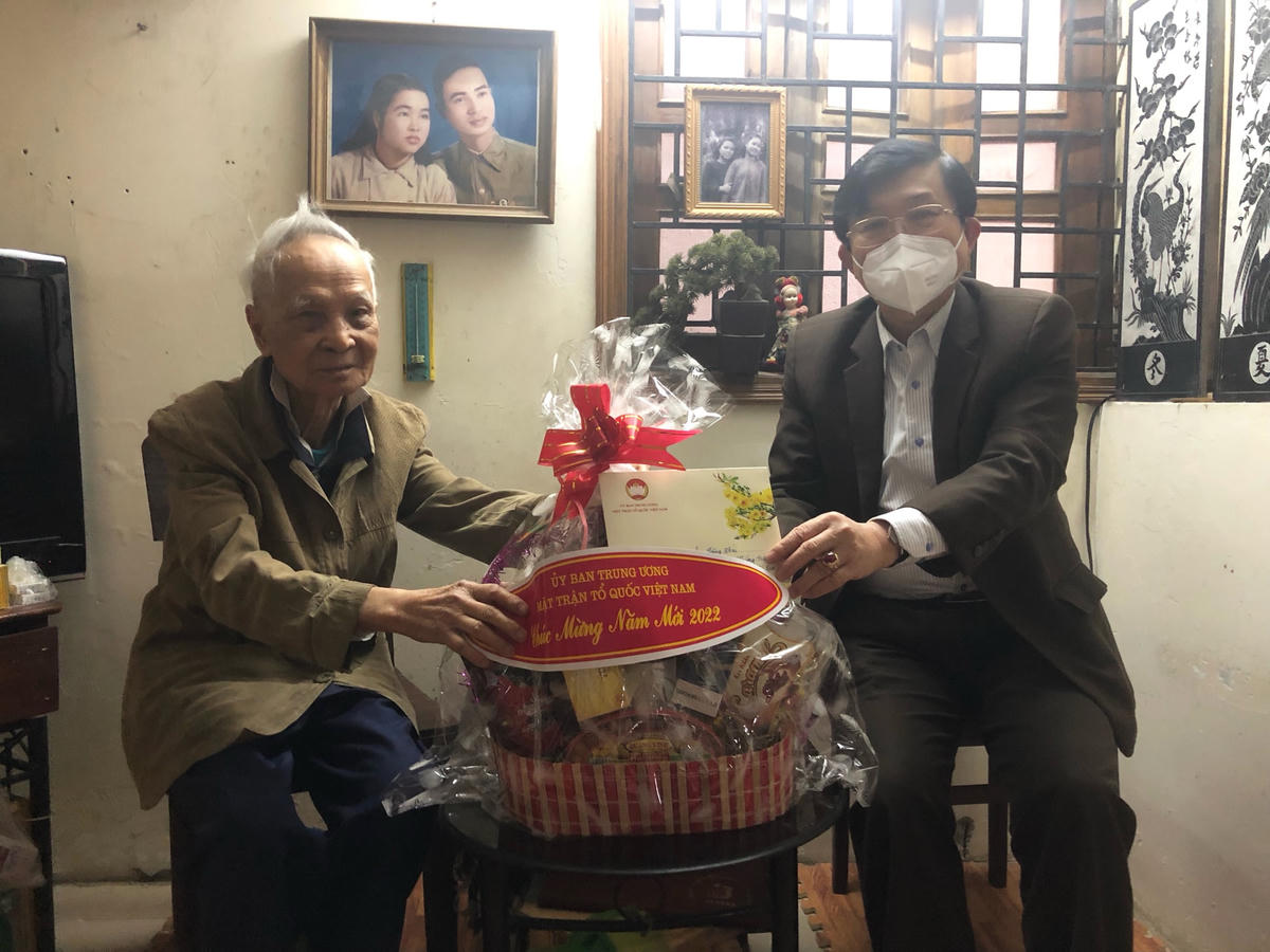 Phó Chủ tịch Nguyễn Hữu Dũng thăm, chúc Tết cụ Hoàng Thái, nguyên Ủy viên Thường trực UBTƯ MTTQ Việt Nam.