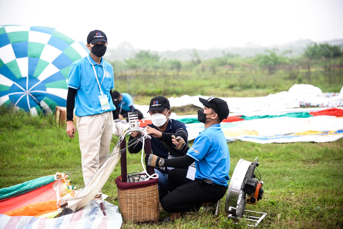 Trước công đoạn cất cánh, bộ phận kỹ thuật phải kiểm tra lại kỹ van dù, bình ga, khí đốt.