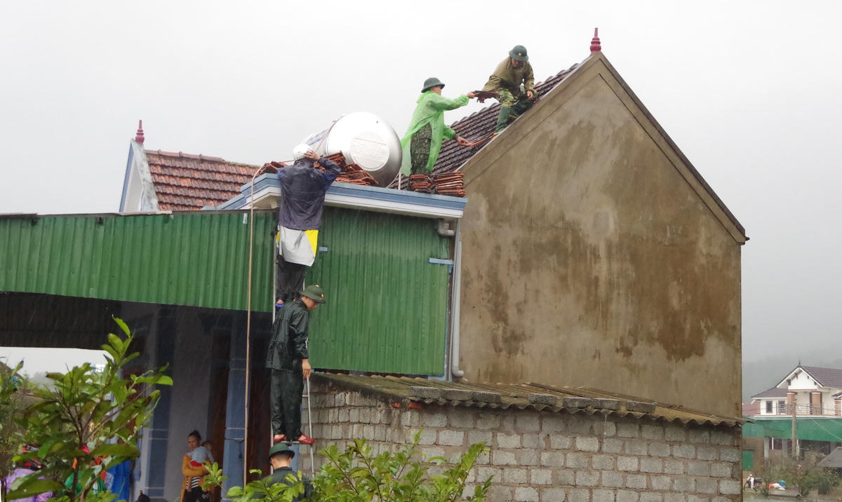 Lực lượng Biên phòng giúp dân lợp lại mái nhà.