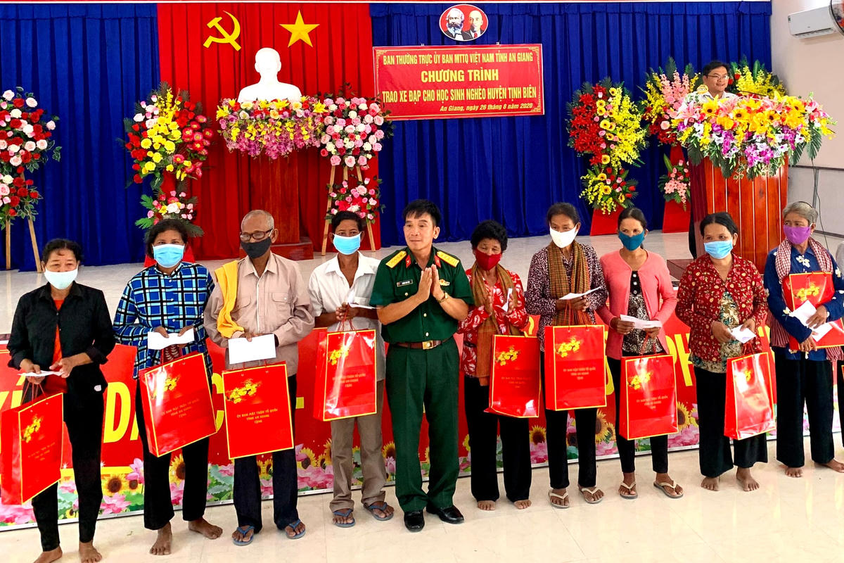 Trao qùa cho các hộ nghèo huyện biên giới Tịnh Biên, An Giang.