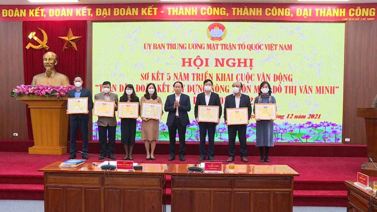 Phó Chủ tịch - Tổng Thư ký UBTƯ MTTQ Việt Nam Lê Tiến Châu trao bằng khen cho các tập thể có thành tích xuất sắc.