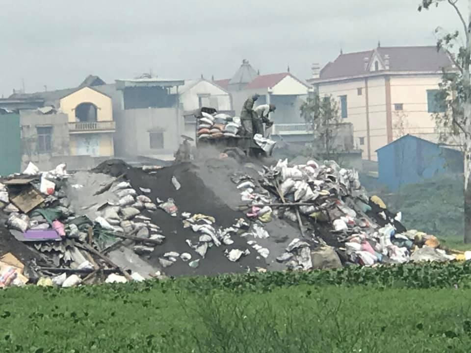 Người dân làng nghề Mẫn Xá ngnag nhiên đổ chất thải nguy hại ra môi trường. Ảnh: Nam Anh.