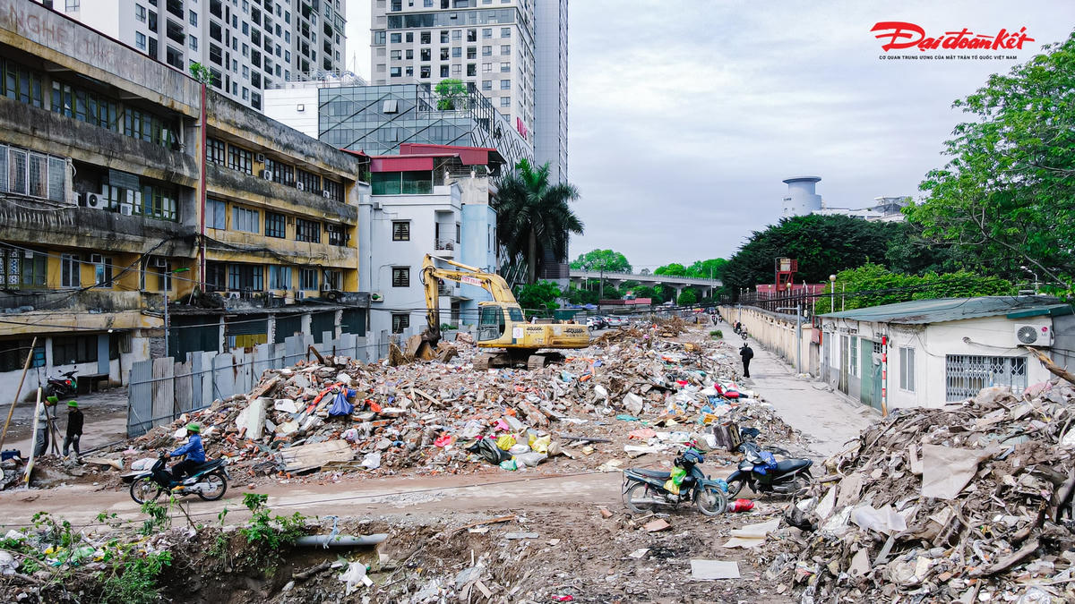 Hàng ngày, người dân vẫn phải đi qua đoạn đường đất tạm để vào khu tập thể.