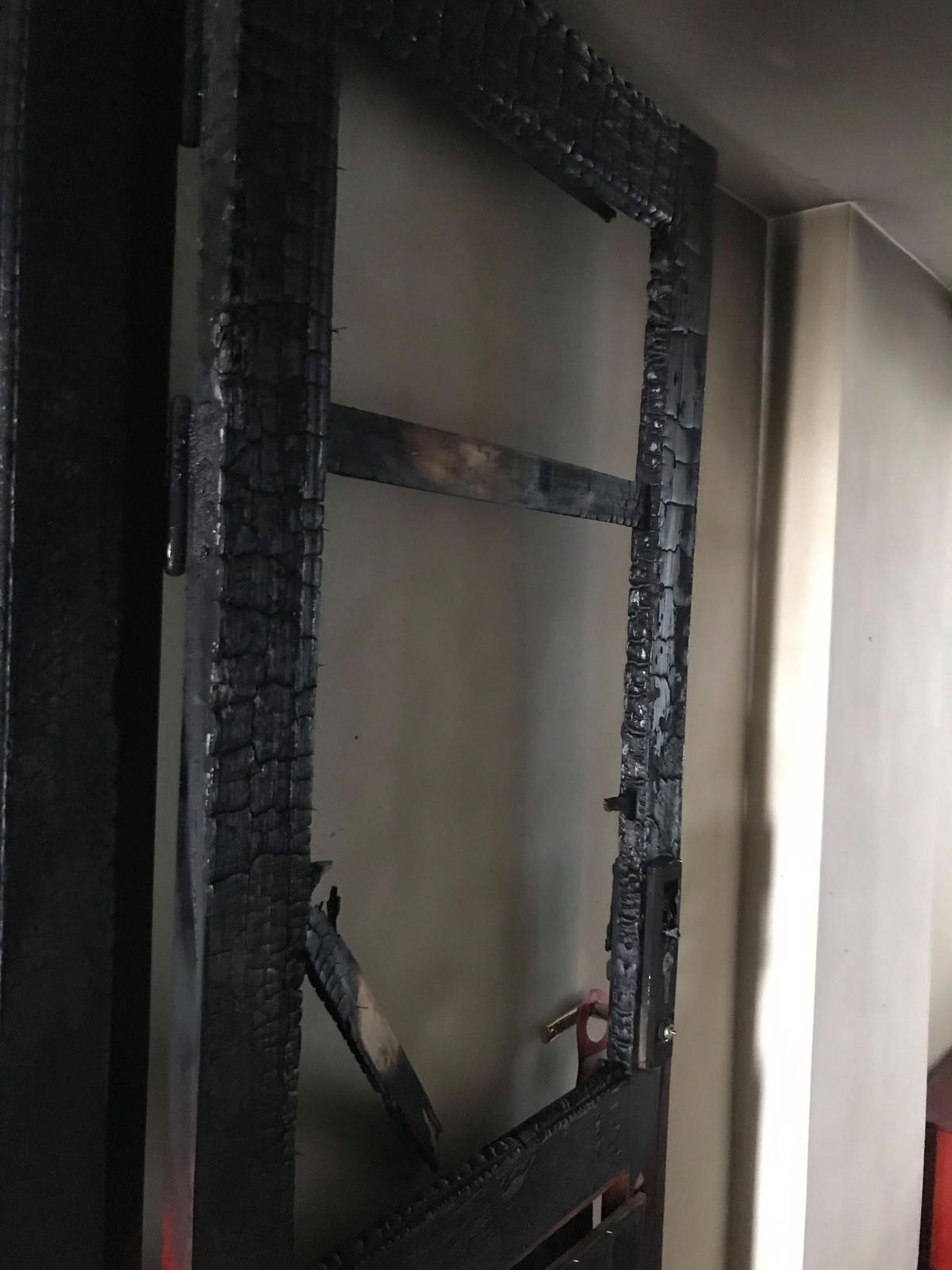 Cửa chính ra vào phòng 723 bị thiêu rụi.
