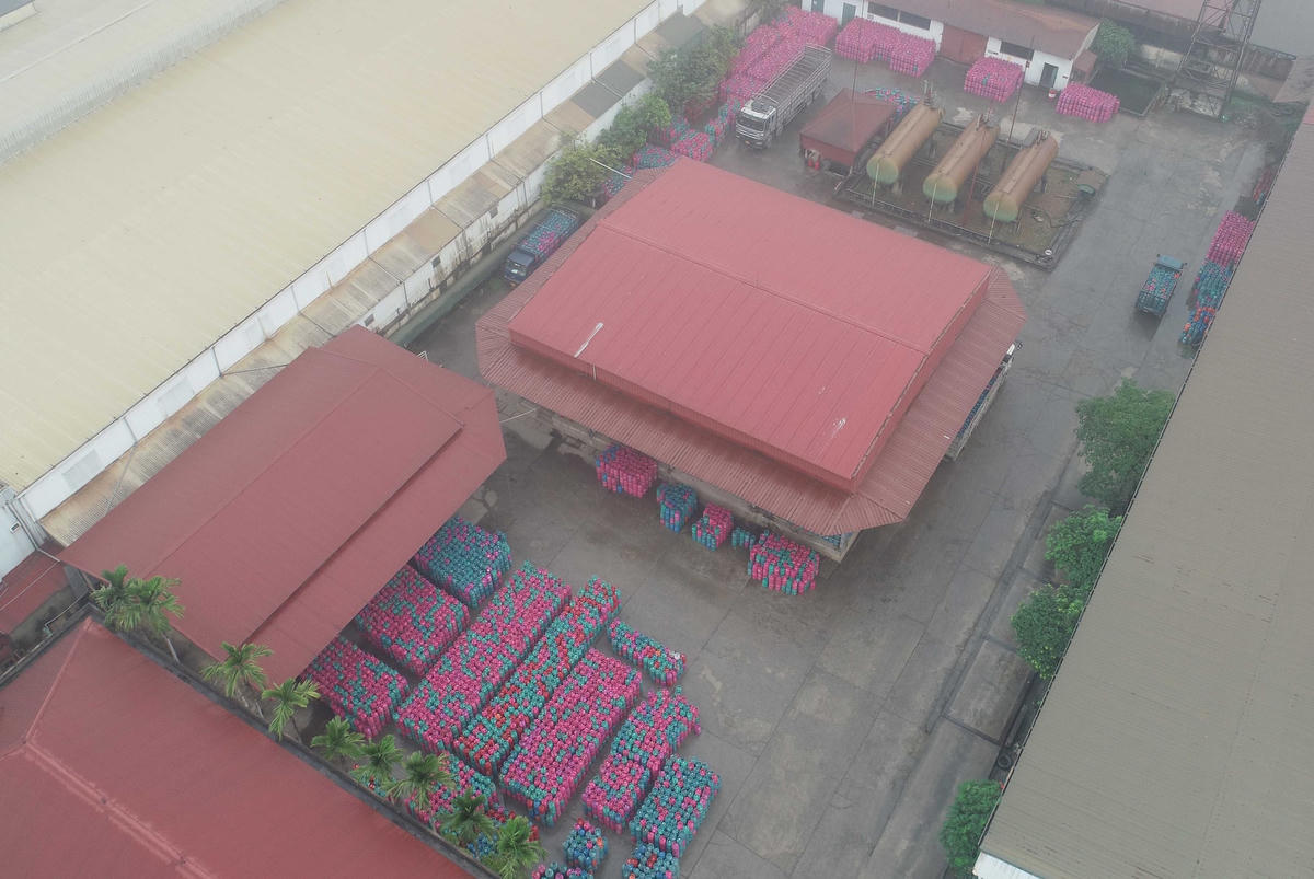 Một góc lô bình Gas thu gom trái phép ở Cty cổ phần kinh doanh và XNK khí Gas hoá lỏng Vạn Lộc.