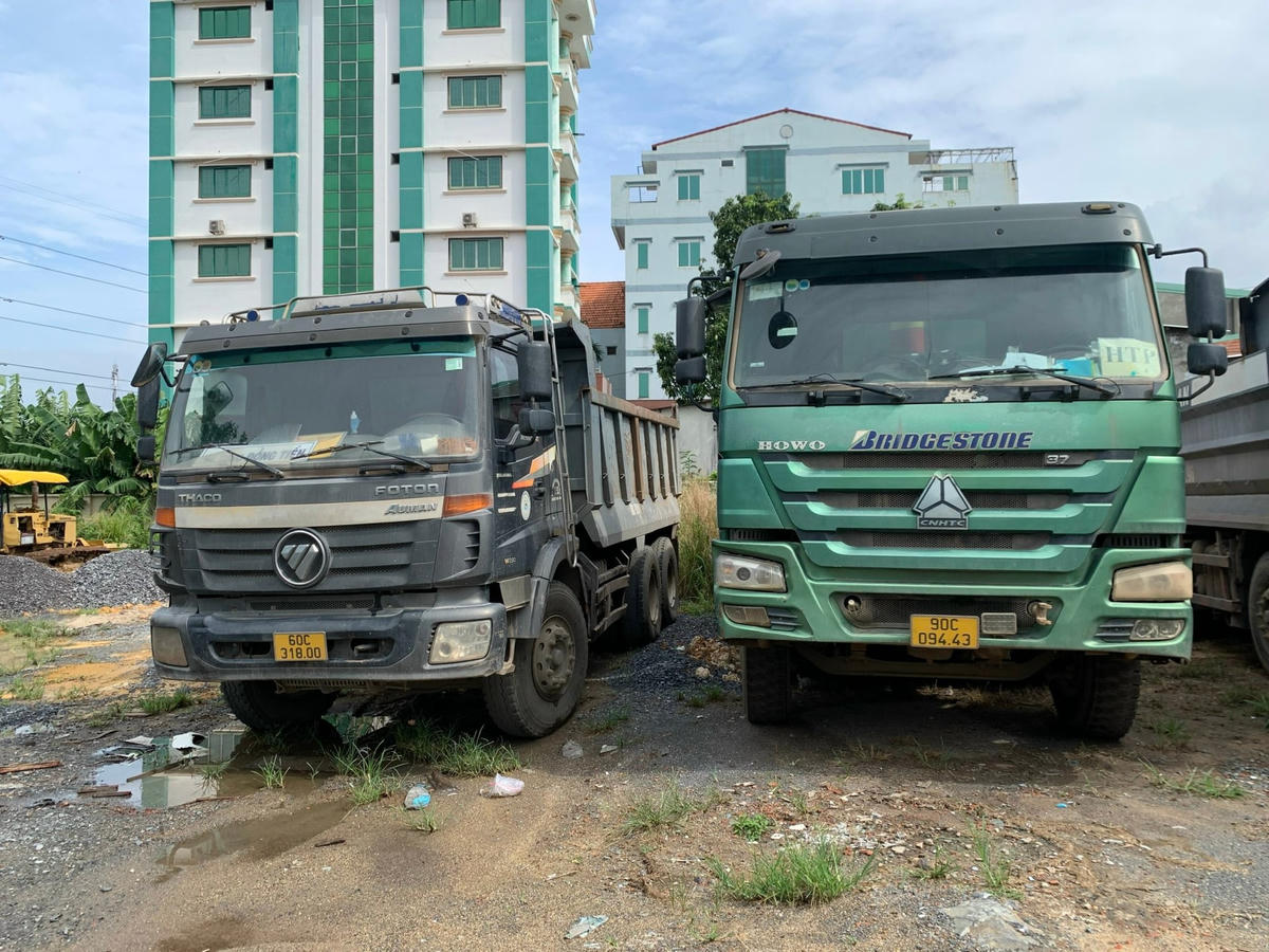 Những chiếc xe ben vi phạm quá tải, thiếu giấy tờ bị CSGT kiên quyết xử lý tạm giữ phương tiện.