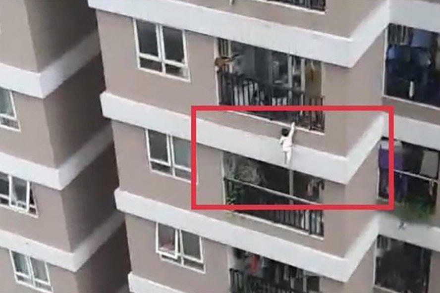 Vụ ' cháu bé ngã từ tầng 13': Sức khoẻ bệnh nhi hiện đã ổn định