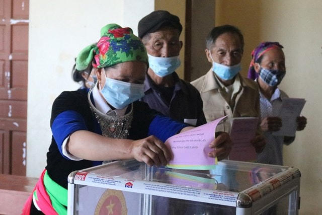 Cử tri người đồng bào dân tộc Mông bản Huồi Đun, xã Huồi Tụ, huyện Kỳ Sơn, tham gia bỏ phiếu bầu. Ảnh: Truyền hình Nghệ An.