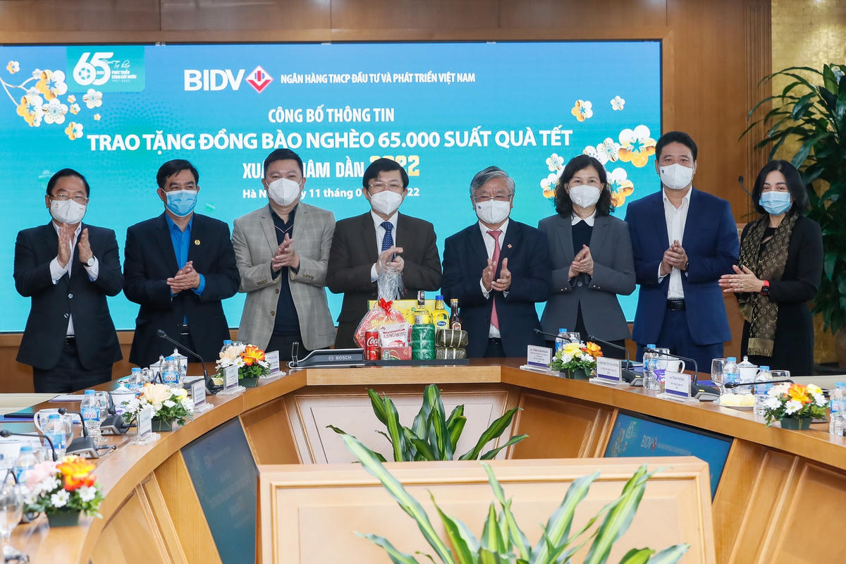 Thông qua chương trình, 65 nghìn suất quà Tết trị giá 32,5 tỷ đồng sẽ được gửi tặng người nghèo trên cả nước. Ảnh: Quang Vinh.