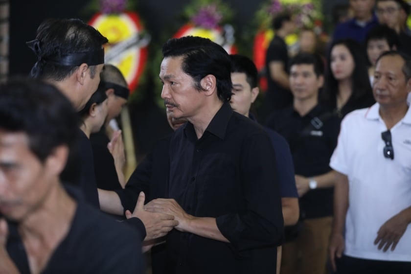 NSND Trung Anh đến tiễn biệt nghệ sĩ đàn chị.