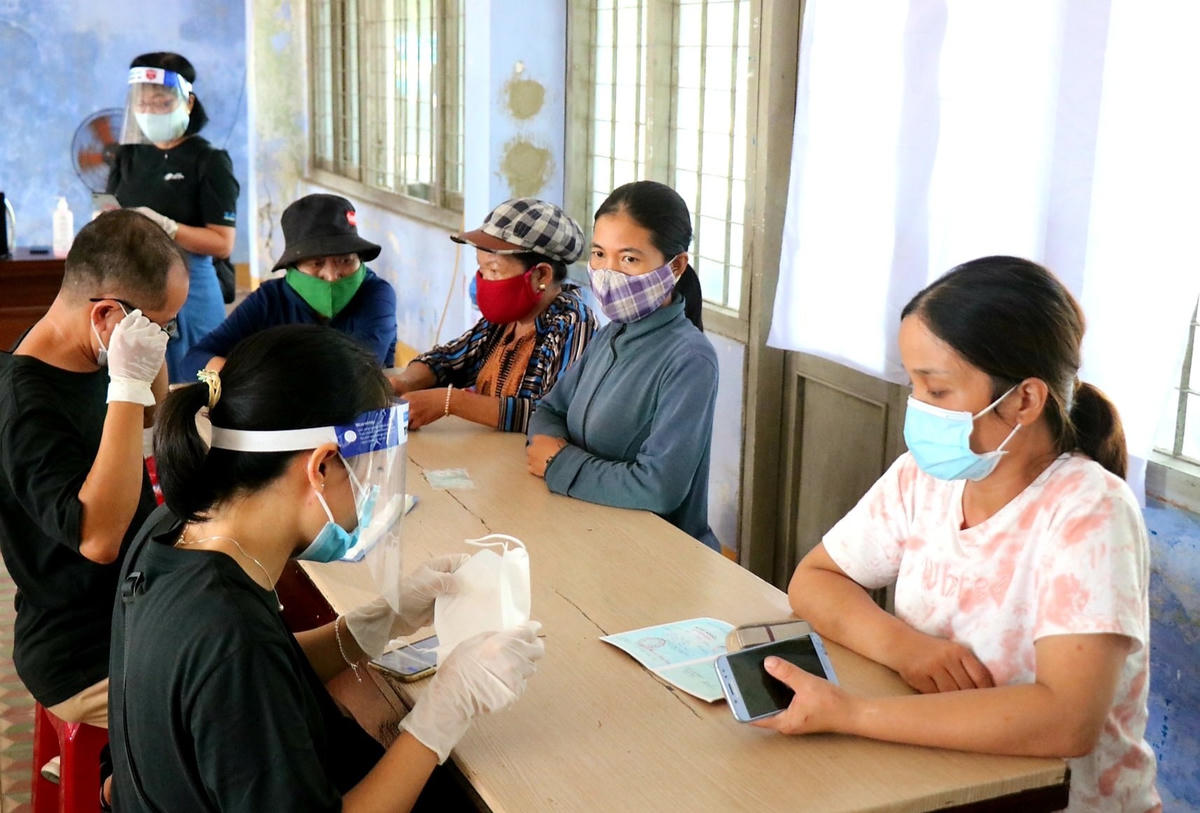 Sáng 21/9, tại chợ Đông Ba (TP Huế), các tiểu thương đang buôn bán, kinh doanh tại chợ này đã có mặt tại điểm cấp “Thẻ kiểm soát dịch bệnh” do đội phản ứng nhanh Huế (PUN 75) tiến hành hỗ trợ đăng kí, cấp thẻ.