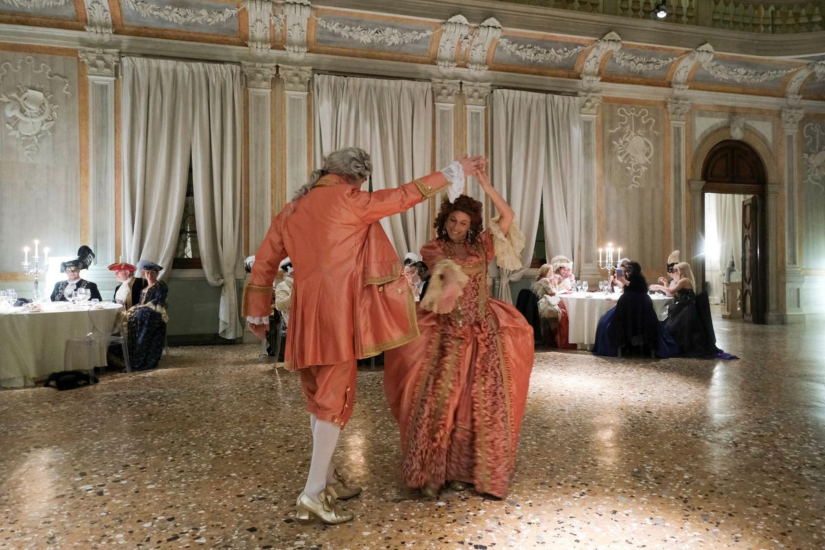 Người dân trong những bộ đồ hóa trang lộng lẫy tham gia Venice Carnival ở thành phố Venice, Italy. Ảnh: Reuters.