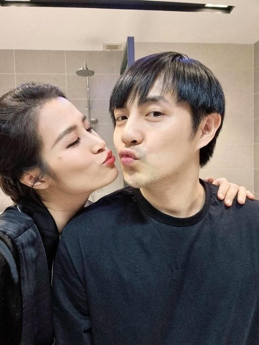 Ông Cao Thắng bày tỏ tình cảm với bà xã Đông Nhi bằng tấm hình tình bể bình.  