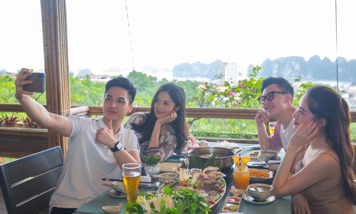 “Vùng xanh” Hạ Long là một trong những địa phương mở cửa du lịch sớm nhờ thành quả chống dịch tích cực. Ảnh: FLC Hạ Long.