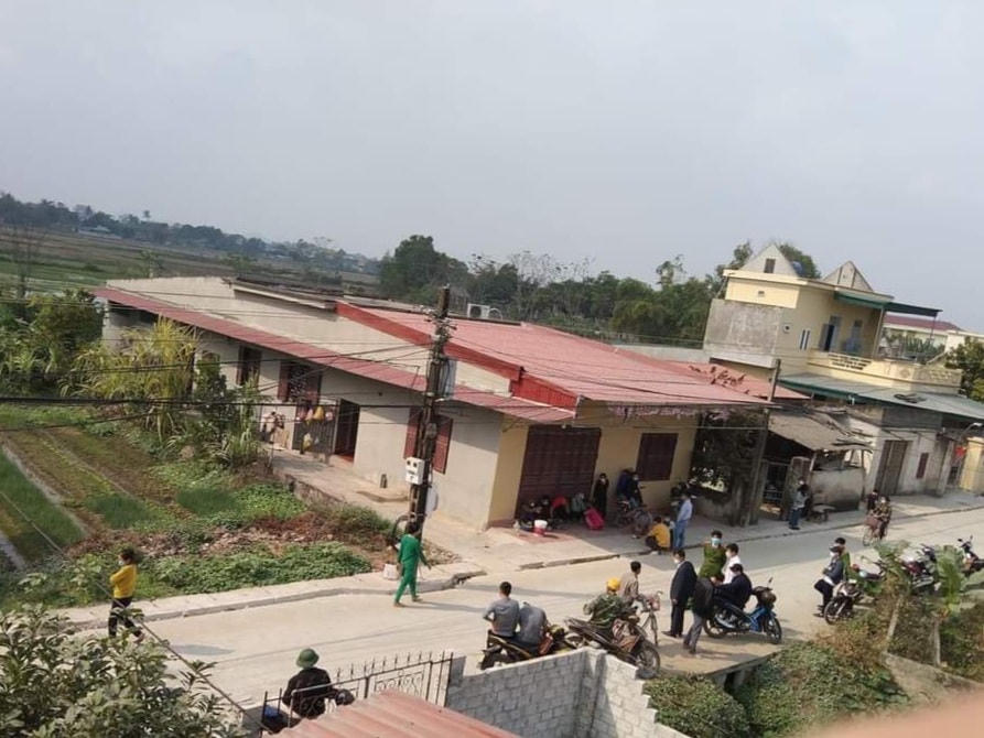 Ngôi nhà mái tôn màu đỏ, nơi bà Viễn và gia đình em trai sinh sống.