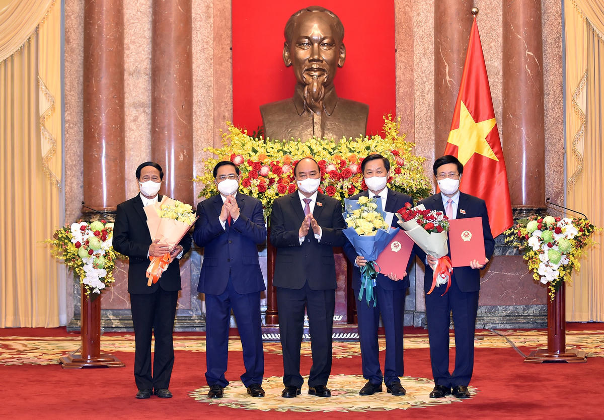 Chủ tịch nước Nguyễn Xuân Phúc trao Quyết định và chúc mừng các Phó Thủ tướng. Ảnh: VGP.  